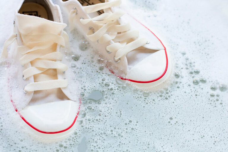 Четыре простых способа отмыть белые кроссовки от грязи без стиральной машины - today.ua
