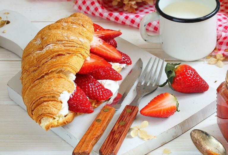 Ароматні і хрусткі круасани з полуницею: швидкий рецепт літнього сніданку - today.ua