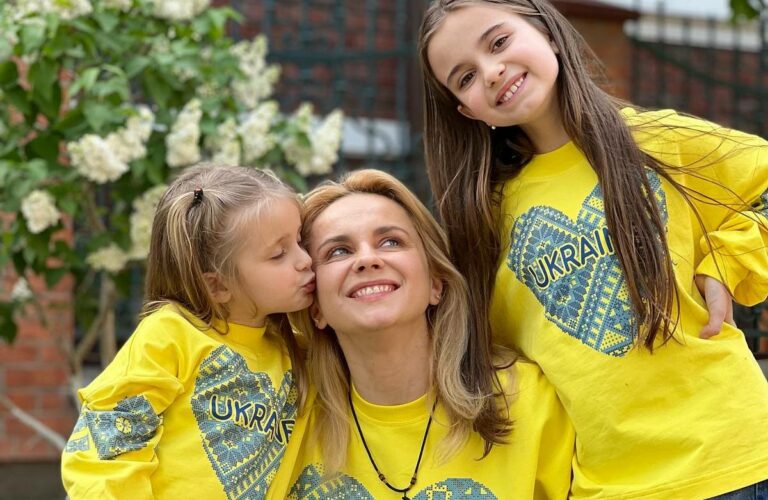 В одинаковых нарядах: Лилия Ребрик показала милое фото с двумя дочерьми - today.ua