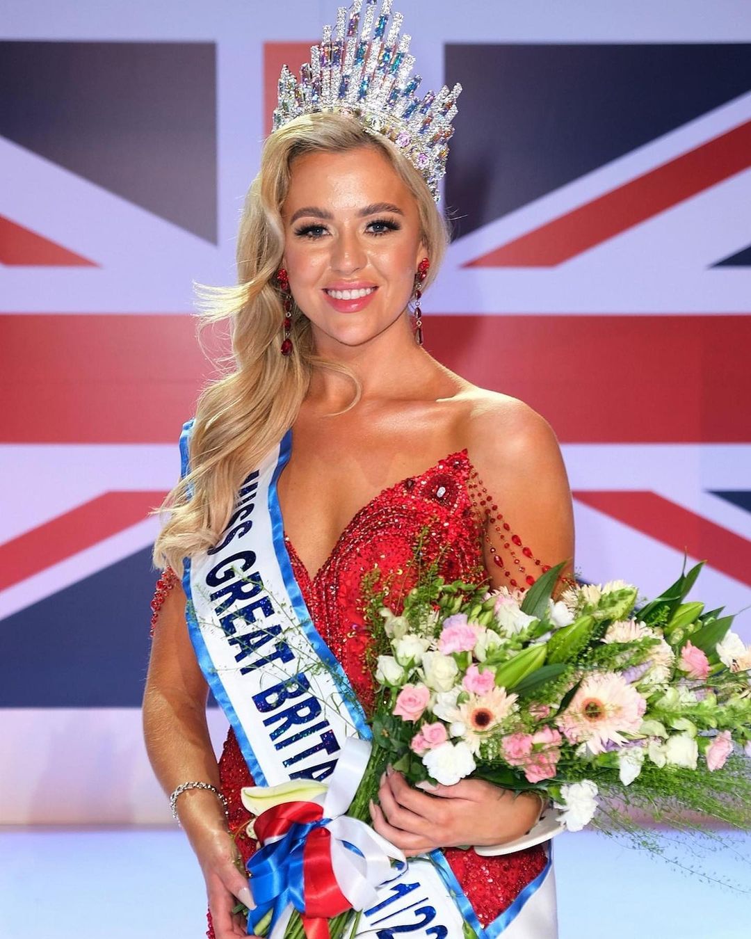 Покраснения и прыщи: “Мисс Великобритания 2022“ показала себя без макияжа