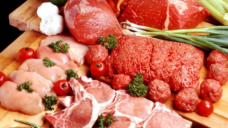 Українські супермаркети оновили ціни на свинину, курятину та сало: де м'ясо коштує дешевше - today.ua