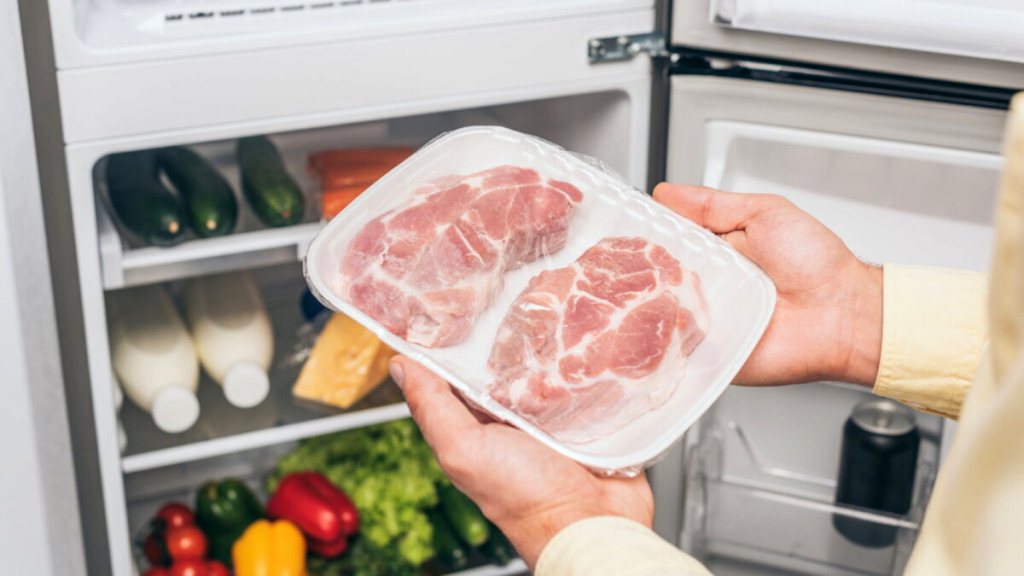 Мясо останется свежим: три способа сохранить его летом без холодильника 