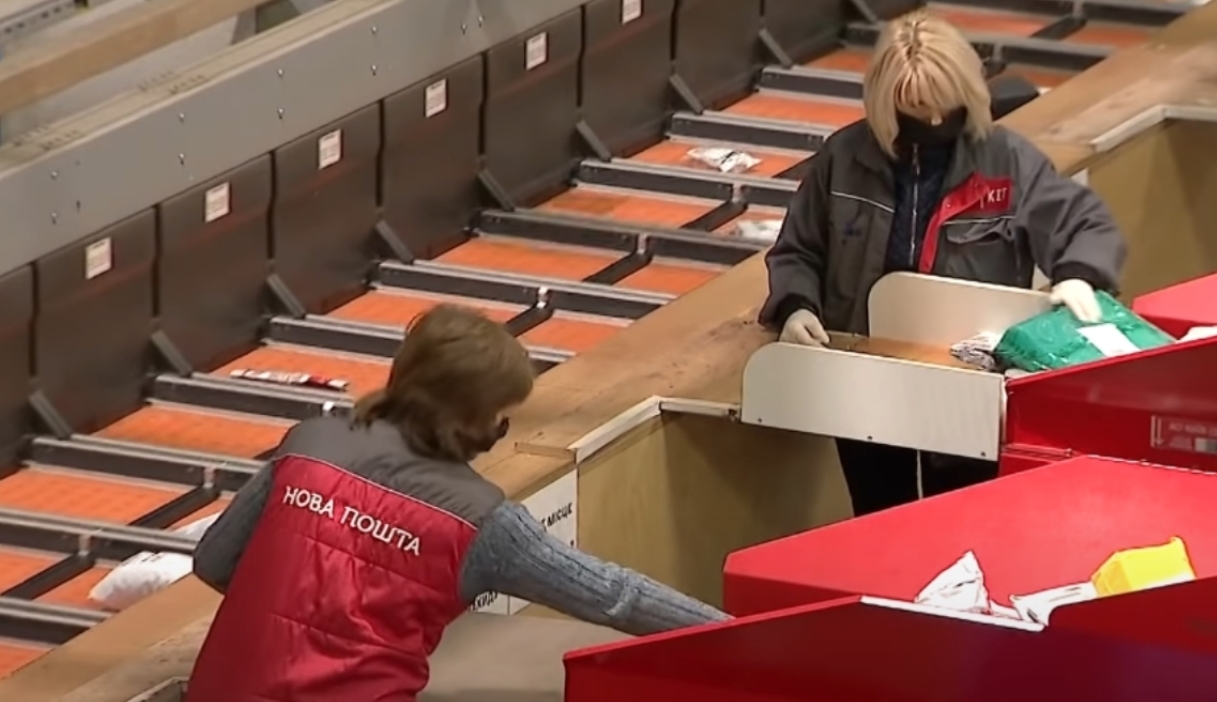 Нова пошта та Укрпошта відновили популярну довоєнну послугу: кому буде доступна