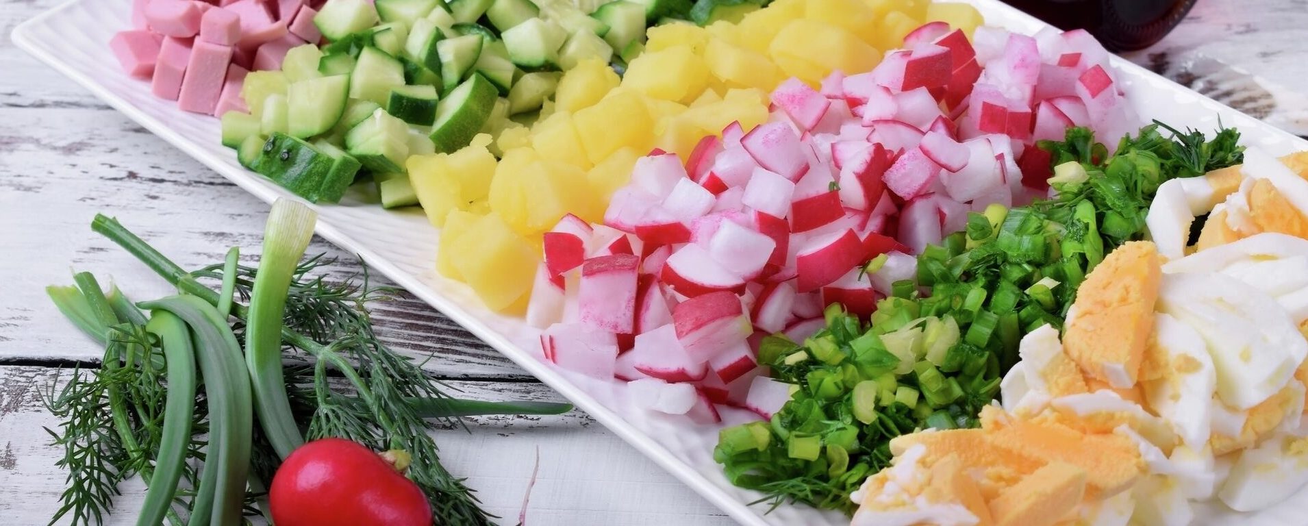 Секрети приготування справжньої окрошки на кефірі: як правильно варити картоплю, та яку брати зелень