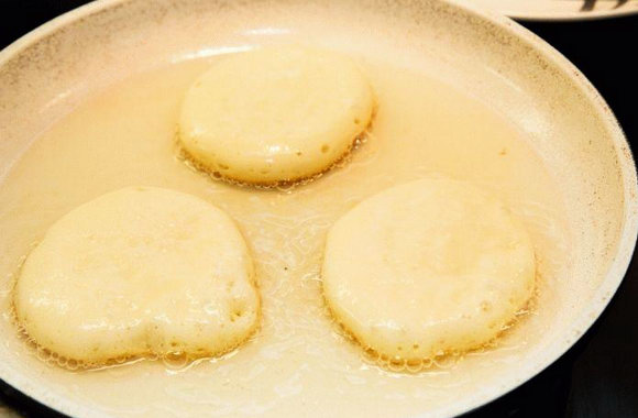 Оладьи на воде без кефира и яиц: какие секретные ингредиенты сделают привычное блюдо изысканным