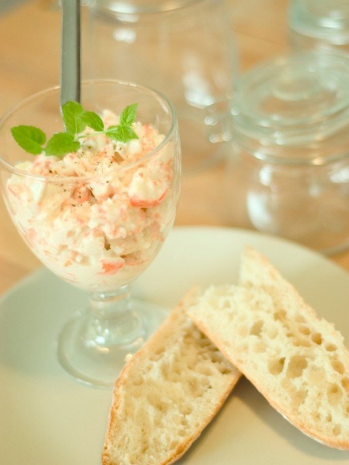 Такий ще не куштували: рецепт салату з крабовими паличками, сиром та йогуртом - today.ua