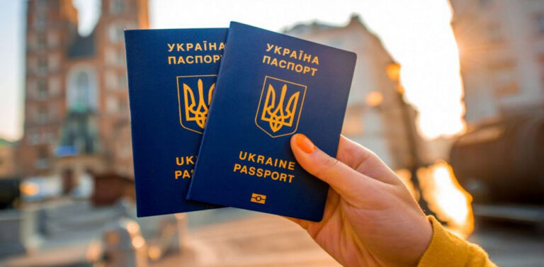 Українці зможуть оформити паспорти за кордоном: коли запрацює послуга - today.ua
