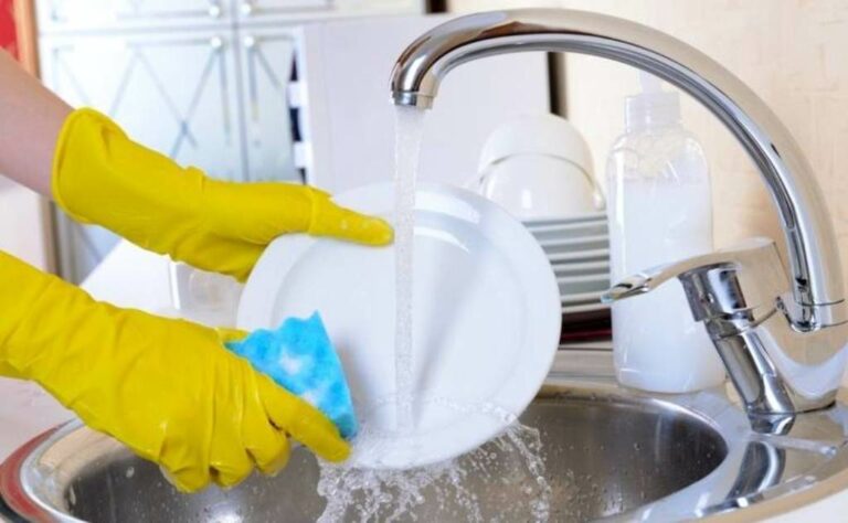 Как помыть посуду без бытовой химии: 5 простых и доступных подручных средств  - today.ua
