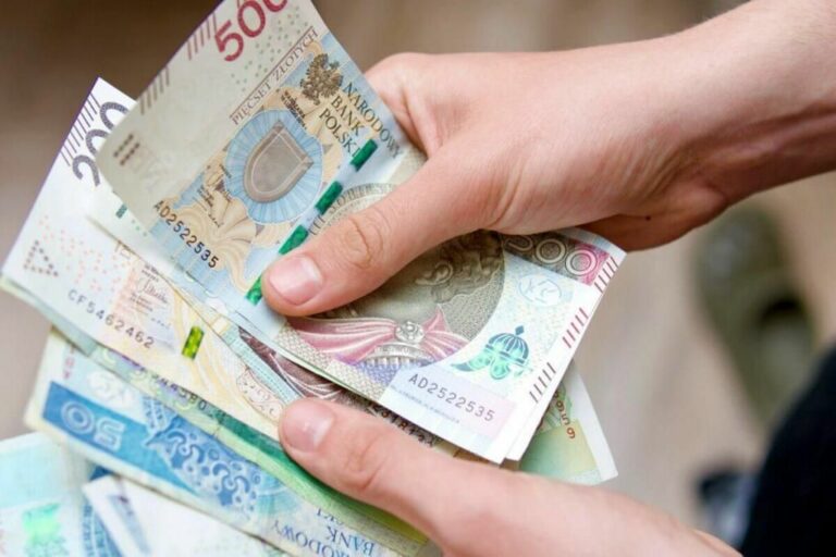 В Польше возобновляют выплаты украинским беженцам: кто может подать заявку на получение помощи - today.ua
