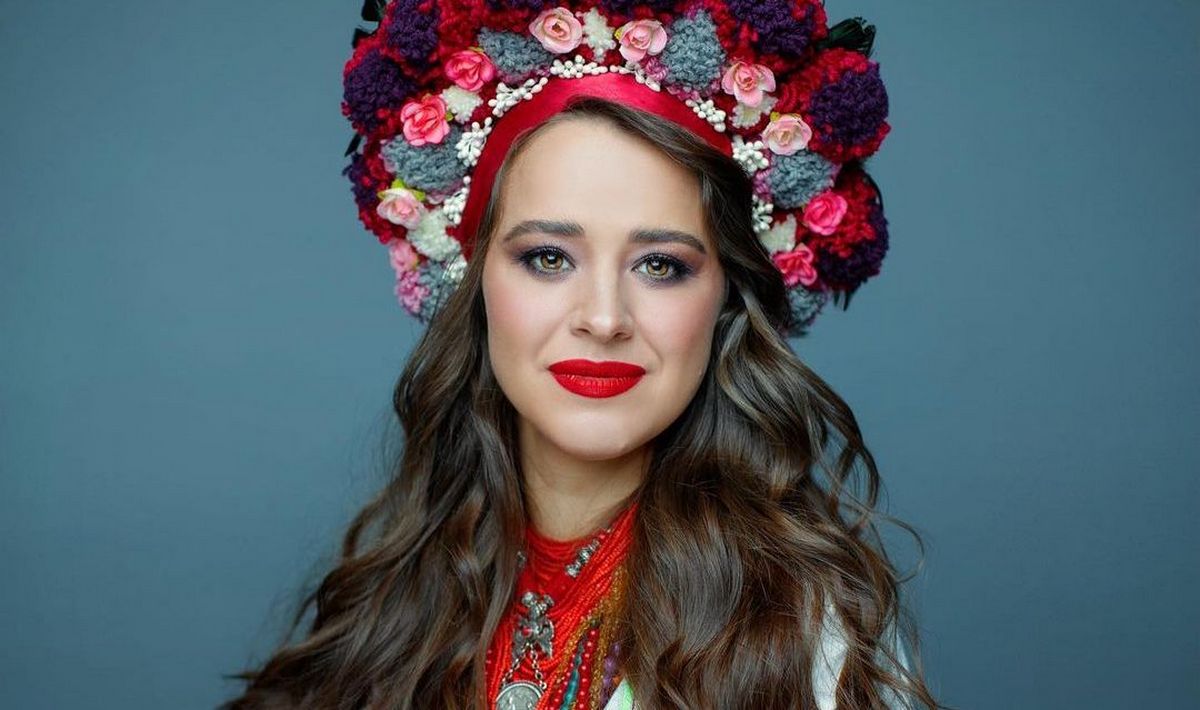 Колишня дружина Дзідзьо у червоному купальнику засвітила ідеальну фігуру: виглядає на 5 років молодшою