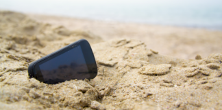 Как защитить смартфон от солнца и воды на пляже: четыре полезных совета - today.ua