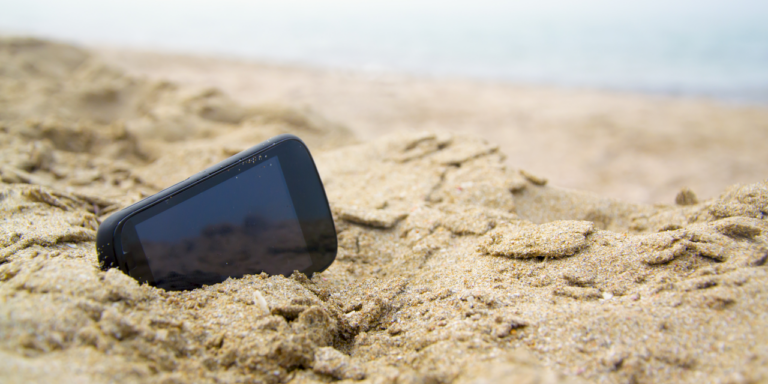 Як захистити смартфон від сонця та води на пляжі: чотири корисних поради - today.ua