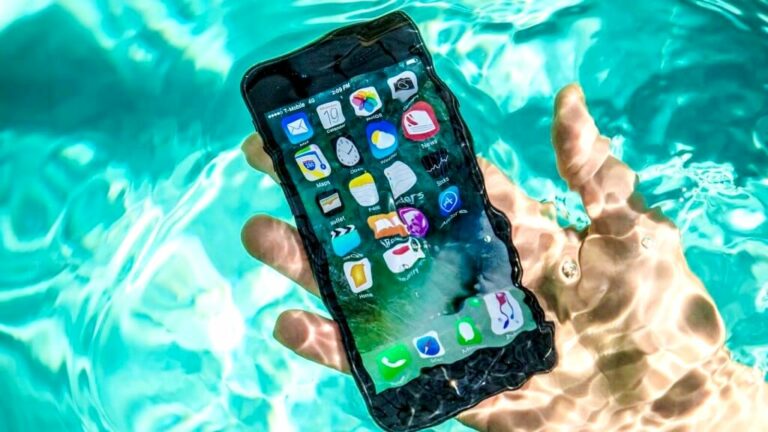 Смартфон упал в воду: 5 способов спасти гаджет  - today.ua