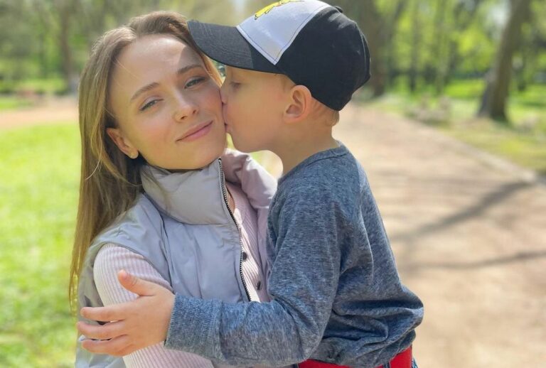 “Как две капли воды“: звезда “Сватов“ Анна Кошмал показала редкое фото с подросшим сыном - today.ua