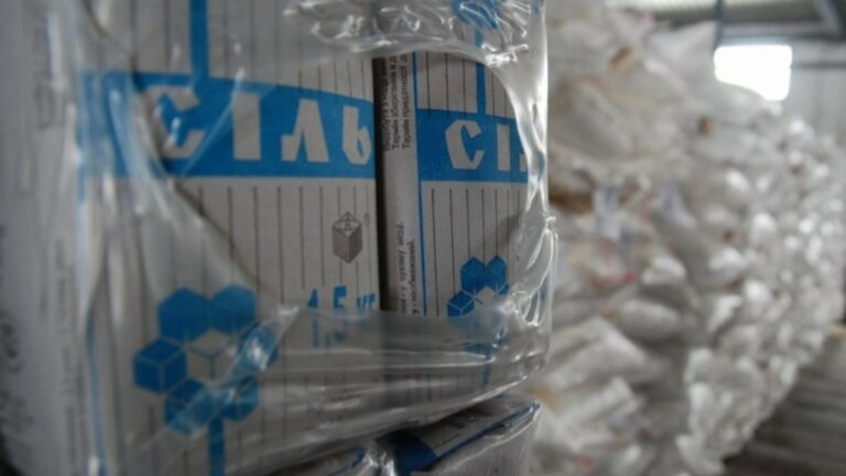Українські супермаркети відновили продаж солі виробництва “Артемсіль“: за скільки розпродають запаси - today.ua