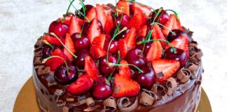 Шоколадний бісквіт на окропі: простий та швидкий рецепт улюбленого десерту  - today.ua