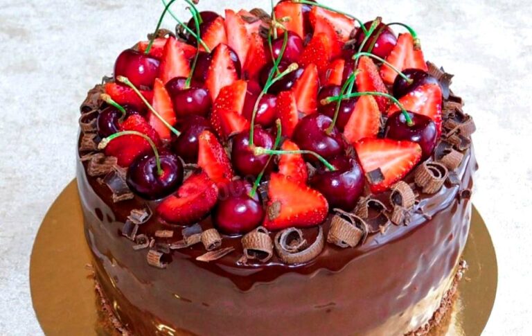 Шоколадный бисквит на кипятке: простой и быстрый рецепт любимого десерта  - today.ua