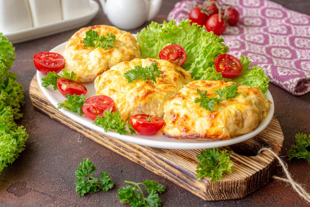 Обід за півгодини: рецепт соковитих м'ясних ватрушок з сиром - today.ua