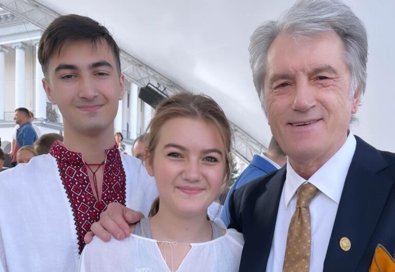 Вернулся в Киев: в Сети показали фото внука Виктора Ющенко со школьного выпускного - today.ua
