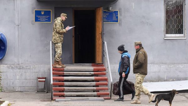 Мобилизация в Украине: кто и где может вручать повестки в военкомат