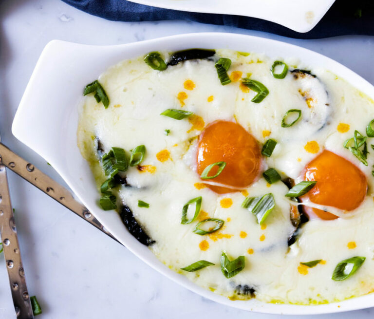 Яйця, запечені з цукіні: рецепт смачної та корисної страви, яка може замінити омлет - today.ua