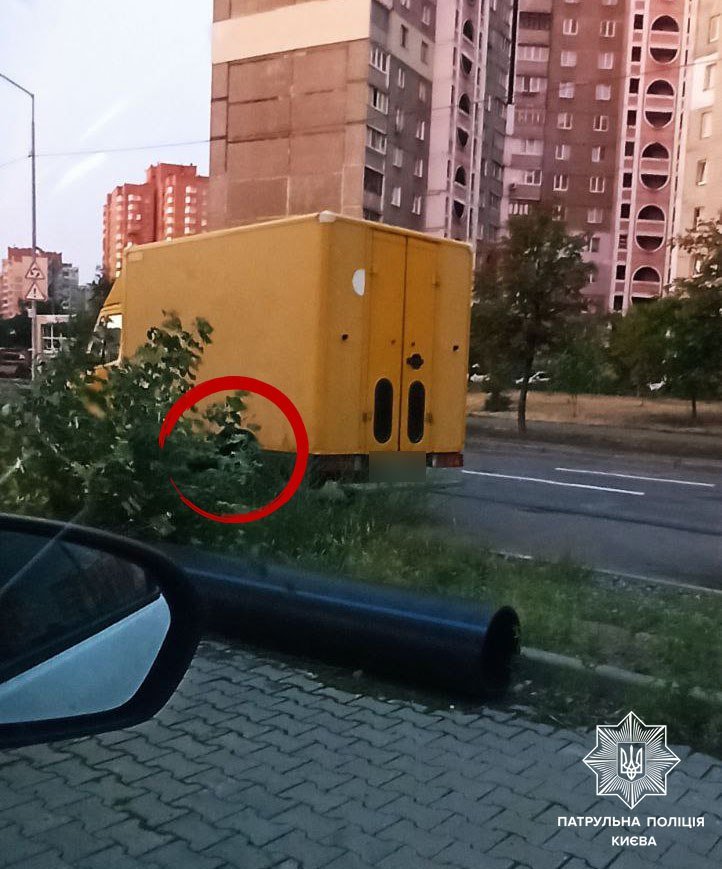 Полиция задержала киевлянина, сливавшего топливо с припаркованного автомобиля