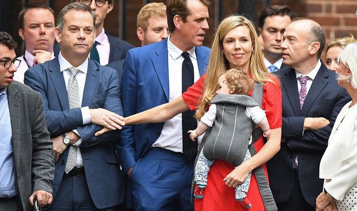 Жена Бориса Джонсона в красном платье очаровала внешним видом на прощальном выступлении британского премьера