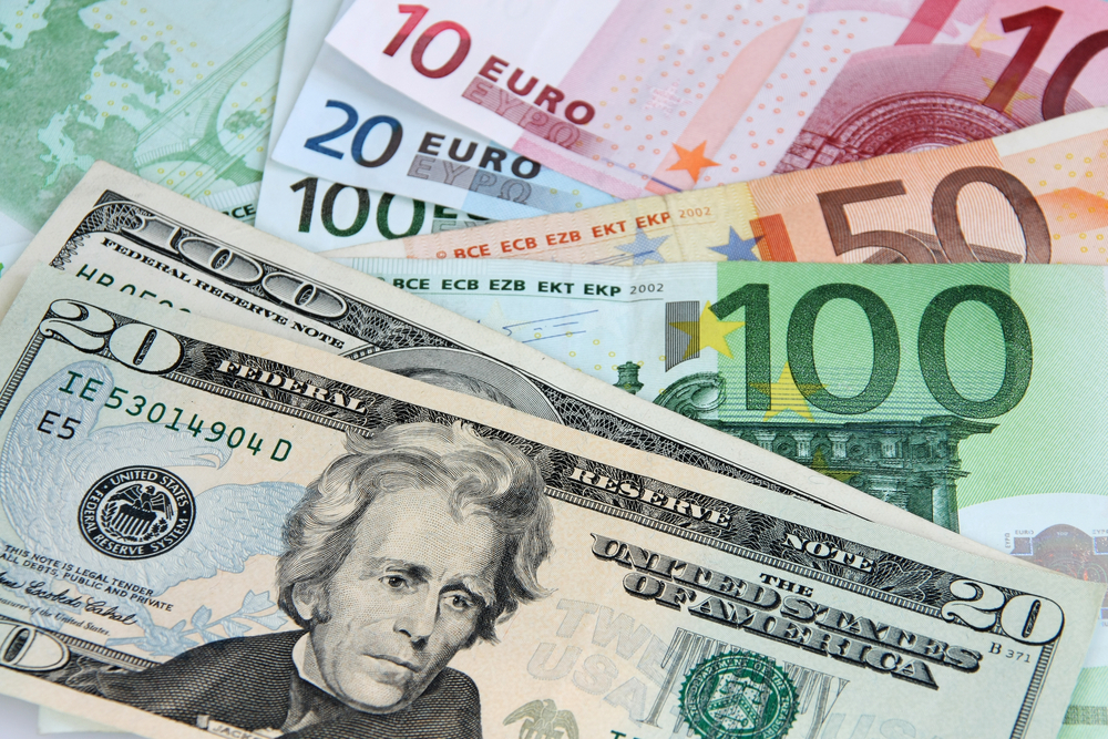 ПриватБанк резко повысил курс доллара и евро: что изменилось для владельцев карт