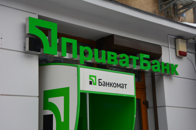 ПриватБанк знизив курс долара для власників карток: скільки коштує валюта 15 липня - today.ua