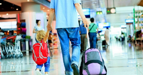 В Україні спростять процедуру виїзду дітей за кордон: як оформити дозвіл від батьків через “Дію“
