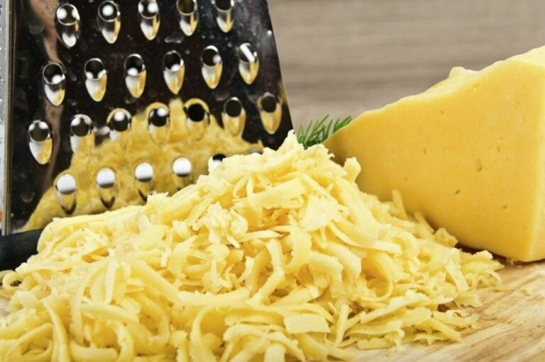 Легко та швидко натерти сир на тертці: секретний інгредієнт, який спростить процес - today.ua
