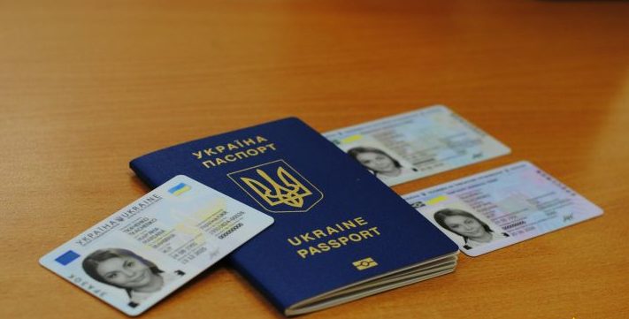 Украинцы смогут получить загранпаспорта и ID-карты за границей: куда обращаться