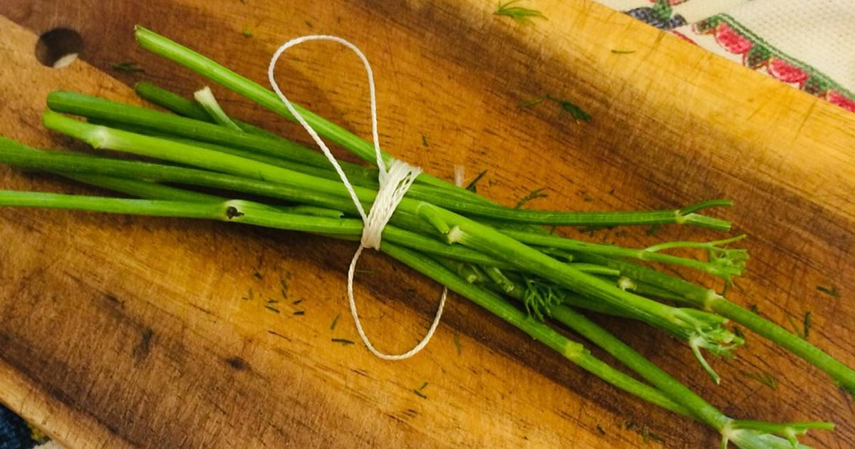 Не викидайте “ніжки“ від зелені: 5 оригінальних способів використовувати стебла у кулінарії