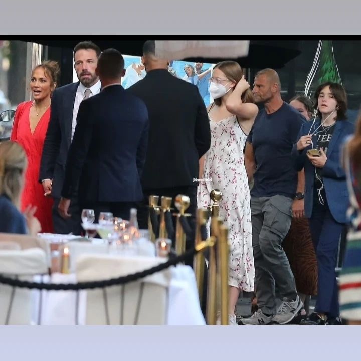 Медовый месяц в Париже: Дженнифер Лопес в ярком летнем платье подловили на свидании с Аффлеком