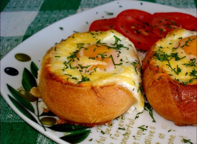 Миттєвий сніданок: як швидко приготувати запечені булочки з начинкою - today.ua