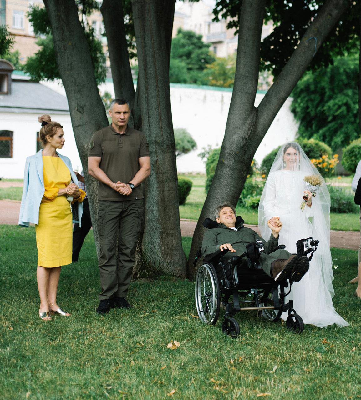Кличко дружба, а наречений в інвалідному візку: екссекретар РНБО Олександр Данилюк одружився з успішною українською дизайнеркою