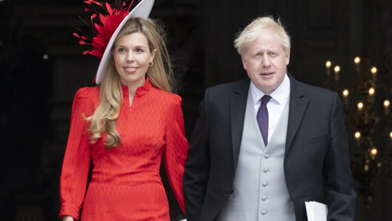 Жена Бориса Джонсона в красном платье очаровала внешним видом на прощальном выступлении британского премьера - today.ua
