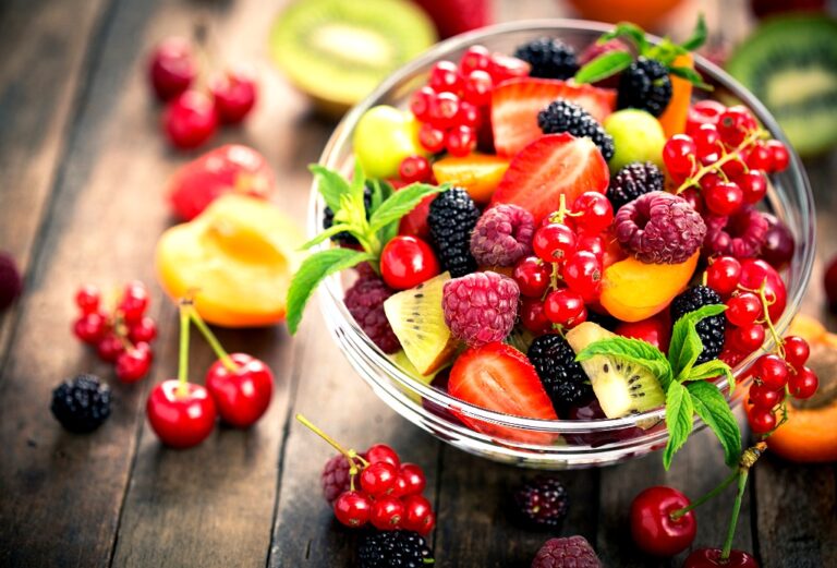Супермаркеты обновили цены на малину, черешню и смородину: сколько стоят ягоды - today.ua