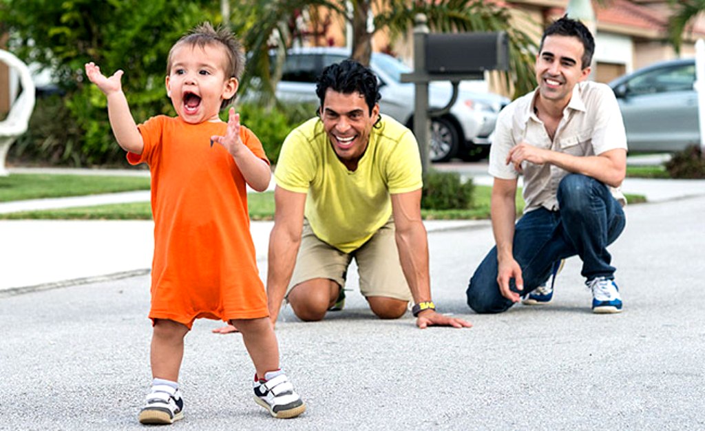В Україні запропонували дозволити представникам ЛГБТ-спільноти усиновлювати дітей
