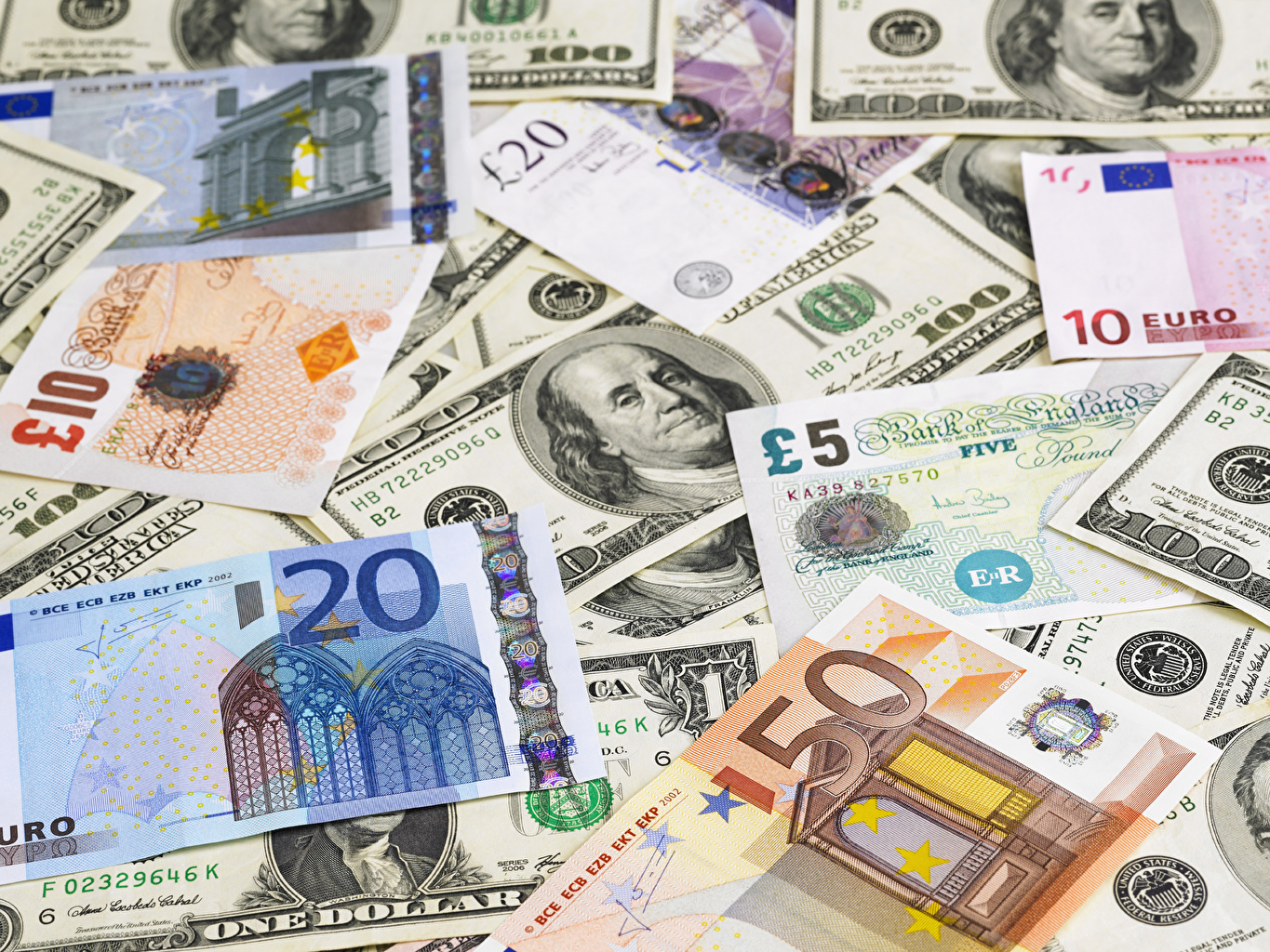Дефіцит долара та євро: ПриватБанк обмежив суму видачі готівки з рахунків
