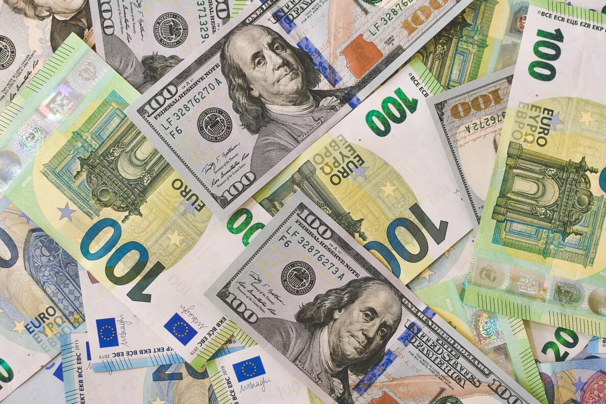 В Украине массово распространяют фальшивые доллары и гривны: мошенники используют специальный станок