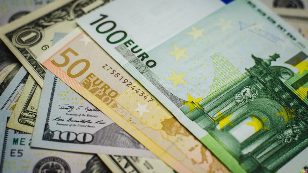 Впервые за два десятилетия курс доллара и евро сравнялись: что делать со сбережениями в евровалюте