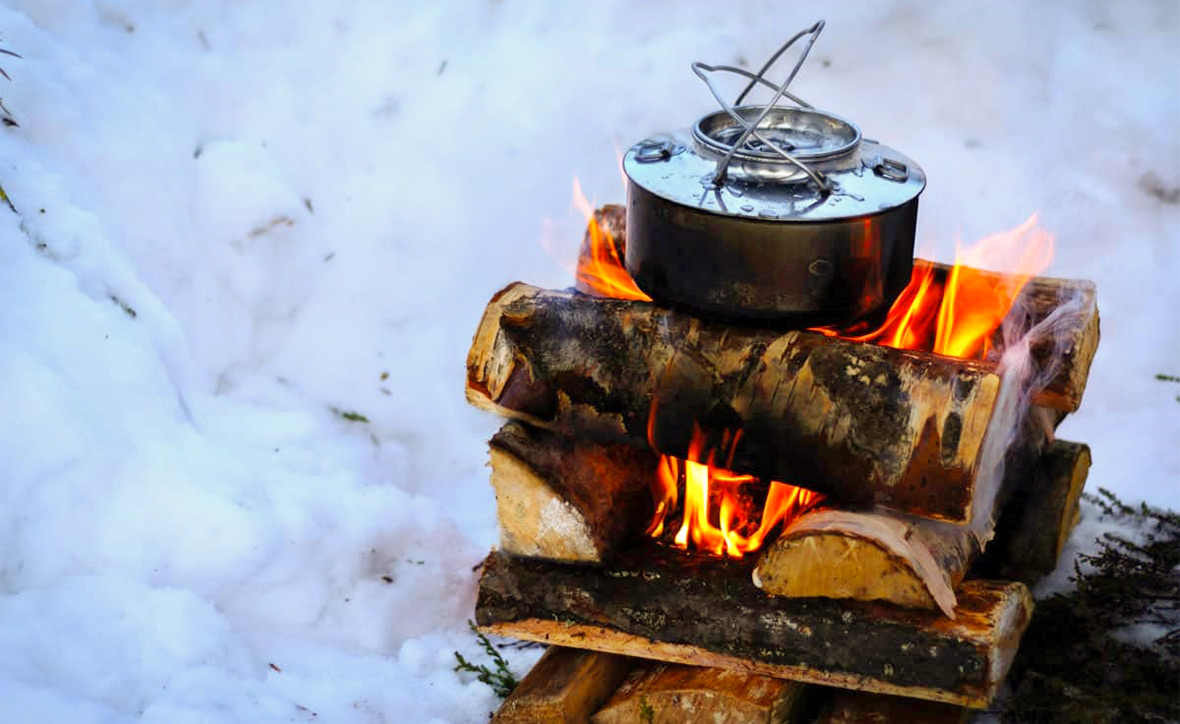 Запасаємо дрова, свічки, теплий одяг: жителям українських міст радять підготуватись до зими