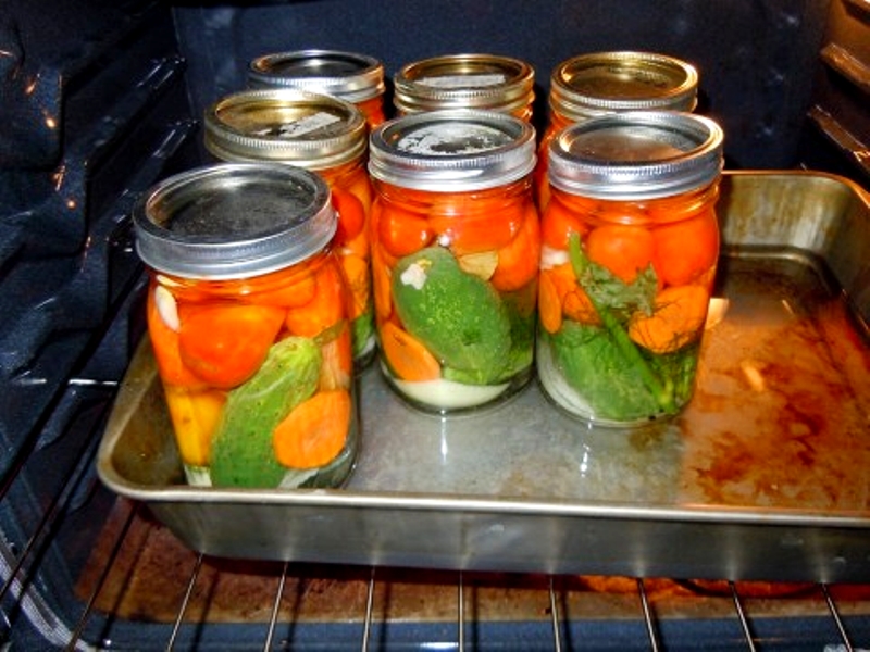 Швидка стерилізація заготовок у духовці: простий спосіб законсервувати продукти на зиму 