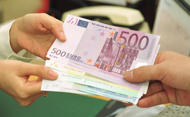 ПриватБанк резко повысил курс евро: что изменилось для владельцев банковских карт - today.ua