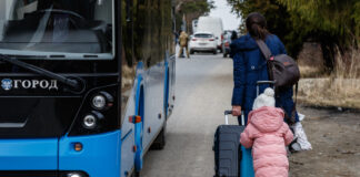 Правительство приняло решение об изъятии детей из семей из-за отказа от эвакуации - today.ua