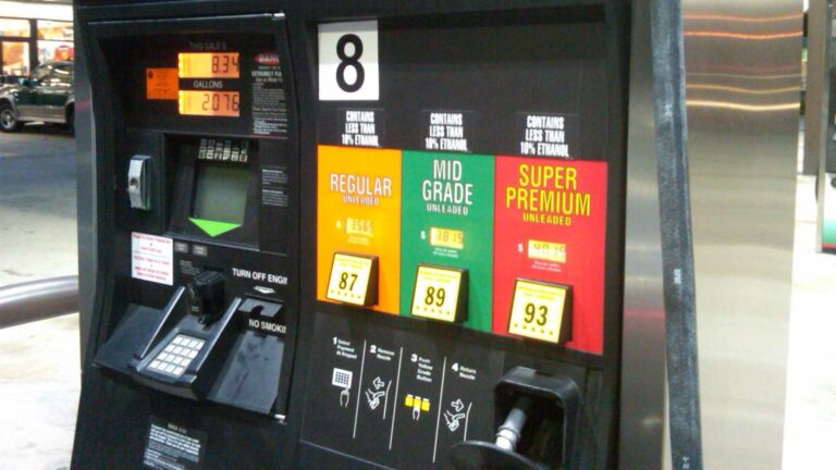 Из-за высоких цен н бензин американцы меньше довольны своими автомобилями - today.ua