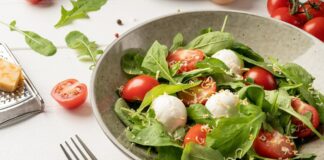 Освежающий салат из рукколы за 5 минуты: рецепт идеального легкого блюда для летнего ужина - today.ua