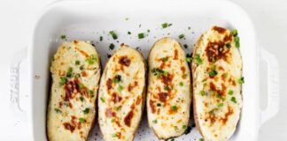 Вечеря за 30 хвилин: соковиті картопляні човники із сиром - today.ua