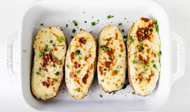 Вечеря за 30 хвилин: соковиті картопляні човники із сиром - today.ua
